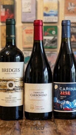 ombo Asado de vinos: Carbonero Estate Malbec, 225E Merlot y Bridges Single Vineyard, disponible en La Cava del Tosco