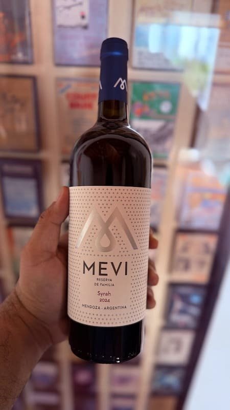 Botella de Mevi Syrah Reserva Agrelo, vino Syrah de Luján de Cuyo, Mendoza, disponible en La Cava del Tosco